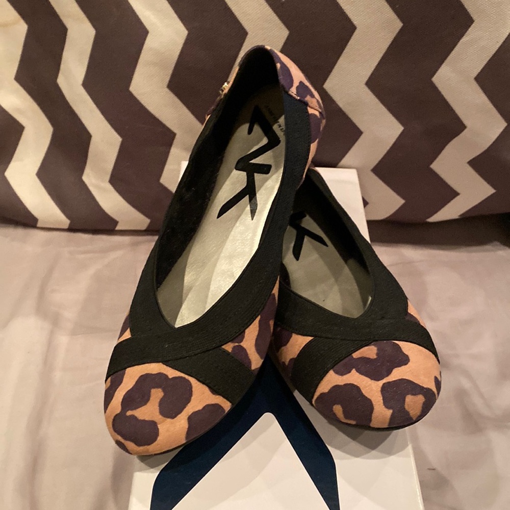 ANNE KLEIN SPORT Animal Print Flats Size 6.5